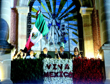 Raúl Orihuela da Grito de Independencia en Tequisquiapan