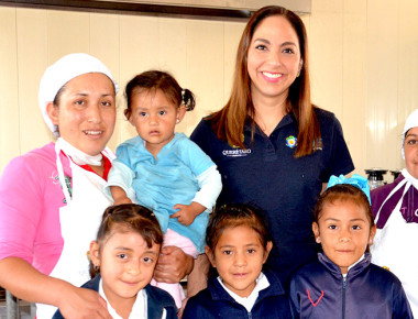 Supervisa Tere García de Aguilar funcionamiento de aulas-cocina en comunidades rurales