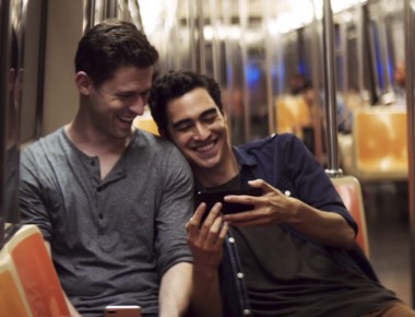 Apple incluye a pareja gay en publicidad del iPhone 7