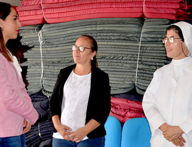 Entrega Presidenta del SMDIF Querétaro apoyos a Organizaciones