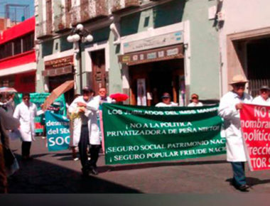 Médicos se manifiestan en contra de recorte presupuestal