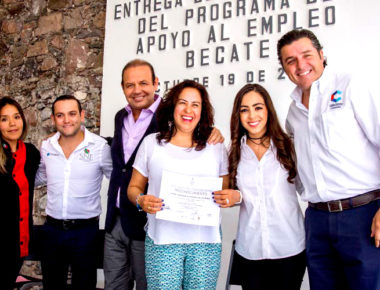 SNE entrega certificados del programa “BÉCATE” en Corregidora