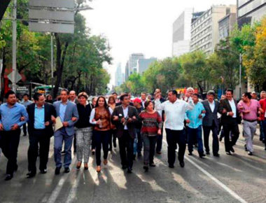 Alcaldes de Veracruz marchan por Reforma y llegan a la Segob