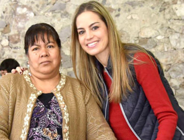 Car Herrera de Kuri entrega apoyos funcionales en Corregidora