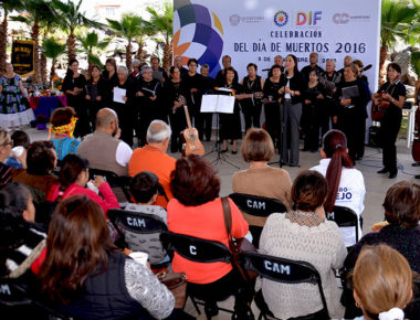 Celebra Tere García de Aguilar con adultos mayores «Día de Muertos»