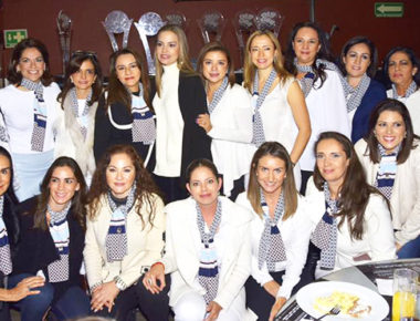 Encabeza Car Herrera de Kuri desayuno en beneficio del SMDIF