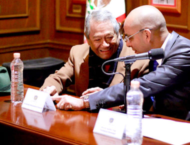 Entrega MAV llaves de Querétaro a Armando Manzanero