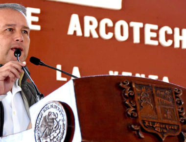 Entrega Mario Calzada arcotecho en Guadalupe La Venta