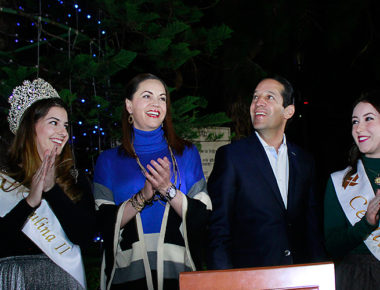 Francisco y Karina encienden Árbol de la Amistad y Nacimiento Monumental