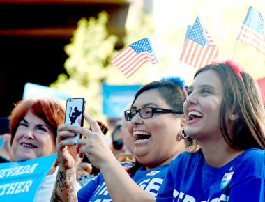 Hispanos darían triunfo a Hillary