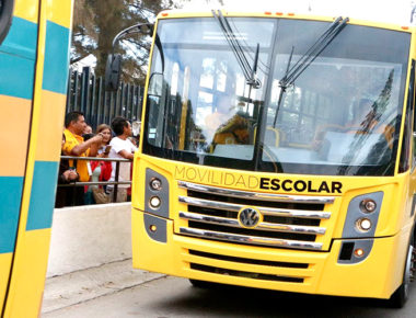 Inicia la entrega de credenciales para transporte escolar gratuito en la capital