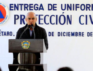 Antes de cerrar el año MAV entrega uniformes a elementos de la SSPMQ y Protección Civil