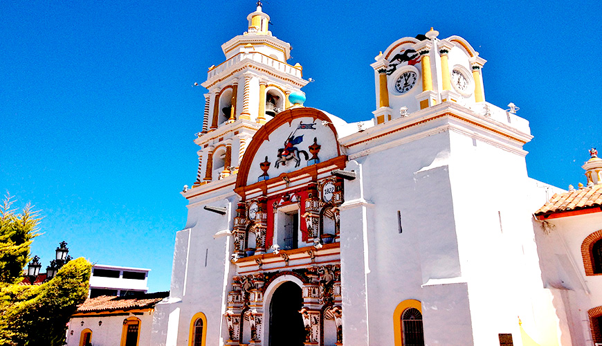 Parroquia de San Pablo Apostol, data del siglo XVIII, cuya fachada de estilo barroco indígena es testimonio del espíritu indomable de los antiguos pobladores