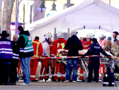 Deja saldo de 12 muertos y 48 heridos camión que arroyó a multitud en Berlín
