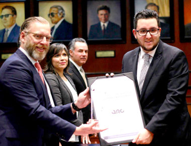 Del Prete Tercero hace entrega del Premio al Mérito Empresarial 2016