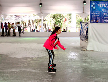 Capitalinos continúan visitando la pista de hielo en la Alameda Hidalgo