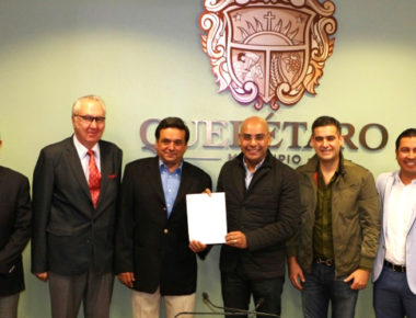 Entrega Marcos Aguilar predio para construir Ciudad de los Niños