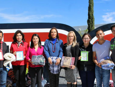 Estudiantes de la UPQ donan cobijas a DIF de El Marqués
