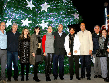 Iluminan Árbol de Navidad y Nacimiento en Alameda Hidalgo; en días habrá Pista de Hielo