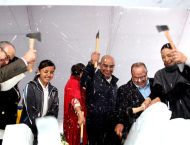 Inauguran pista de hielo en la Alameda Hidalgo; familias podrán disfrutarla hasta enero