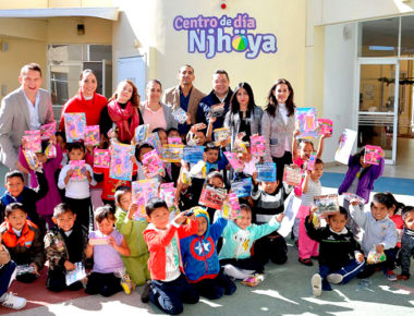 Recibe Tere García de Aguilar a JP Foundation, llevan juguetes a niños del Centro de Día Njhöya