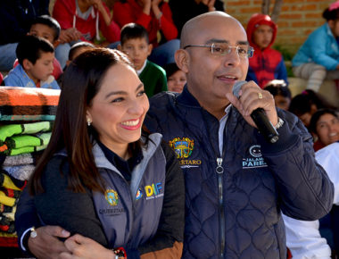 Tere y Marcos Aguilar llevan cobijas a comunidades de Santa Rosa Jáuregui