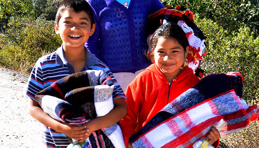 Niños de cinco comunidades recibieron cobijas y aguinaldos en la gira de Tere y Marcos Aguilar
