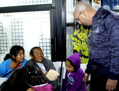 «Vengo a visitarlos y supervisar cómo los atienden», Marcos Aguilar en visita a Albergue