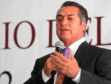 «El Bronco» se baja el salario y reduce 50% la tenencia