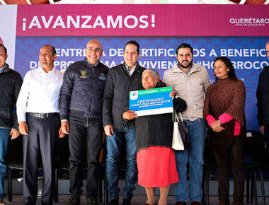 Entrega Francisco Domínguez certificados de vivienda
