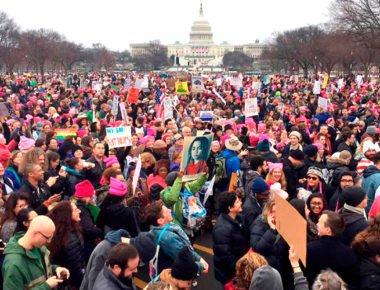Mega marcha contra Trump en EU convoca a famosos, periodistas y a miles de ciudadanos