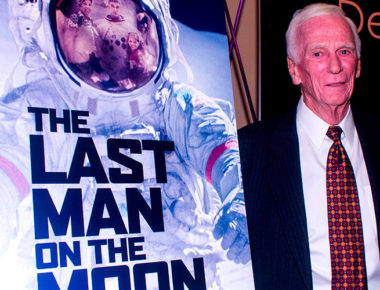 Muere astronauta Eugene Cernan, último hombre que caminó en la Luna