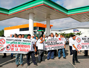 Protestan taxistas por gasolinazo