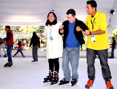 SMDIF Querétaro lleva a niños y jóvenes del Centro de Día Njhöya a disfrutar la Pista de Hielo