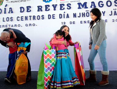 Tere y Marcos festejan Día de Reyes en el Centro de Día Njhöya
