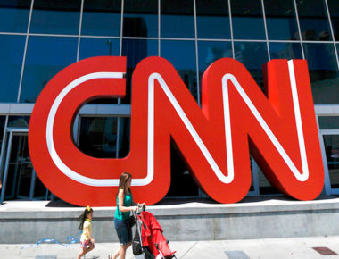 Trump califica a CNN de ser «cadena falsa»