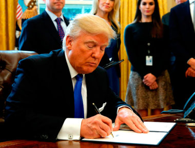 Trump firma orden para comenzar la construcción del muro con México