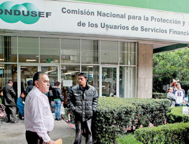Condusef abre módulos para asesorar a migrantes en Los Ángeles