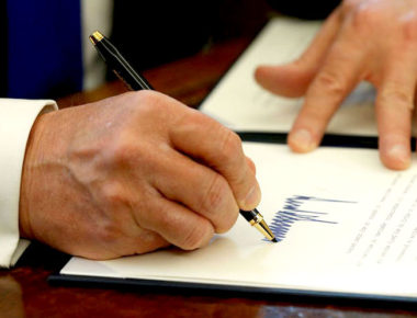 Pide Trump plumas de oro para firmar sus órdenes ejecutivas