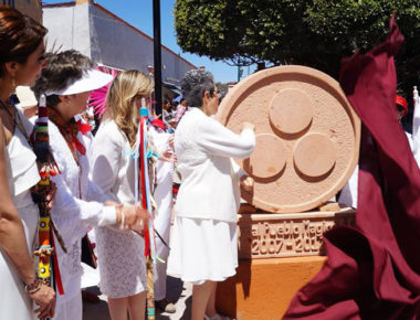 Celebran 25 años del Equinoccio de Primavera en Bernal; entregan Bastón de Mando a Lucy Quintanar
