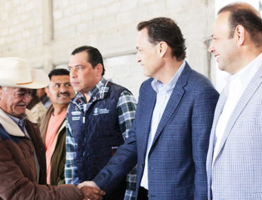 Entrega Mauricio Kuri apoyo a productores de Corregidora