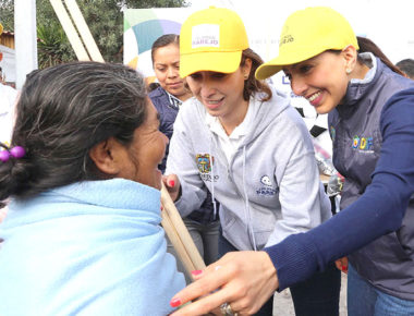 Visita Tere García de Aguilar «Las Margaritas», lleva 500 apoyos a familias
