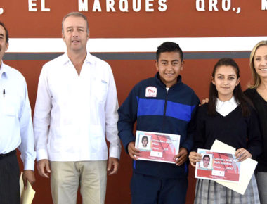 Mario Calzada lleva a Telesecundaria de El Marqués «Inglés para todos»