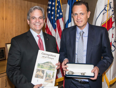 Recibe Mauricio Kuri llaves de Austin, Texas