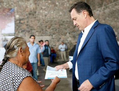 A través de “Protegiendo tu salud”, entrega MKG tinacos en Corregidora