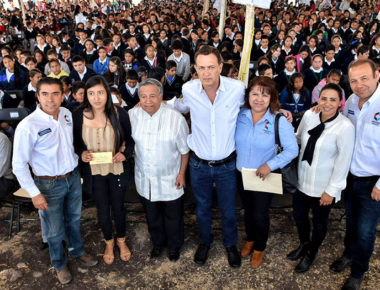 Mauricio Kuri lleva a cabo la primera entrega de Becas Municipales en Corregidora