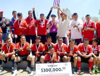 Entrega Lucy Quintanar 500 mil pesos para obra a ganadores del Torneo de Fútbol «Ezequiel Montes Nos Une»