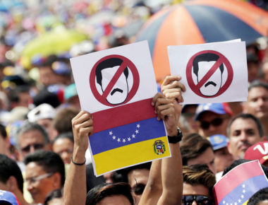 Venezolanos continúan protestas contra gobierno de Maduro