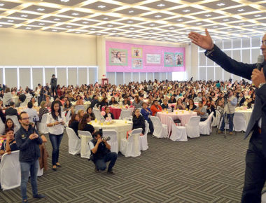 Celebra Marcos Aguilar a mamás trabajadoras