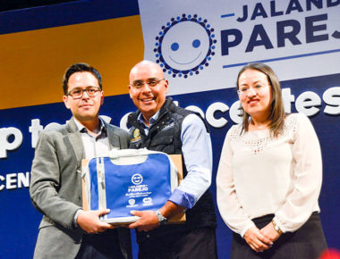 Cumple Marcos Aguilar con maestros; entrega tres mil computadoras